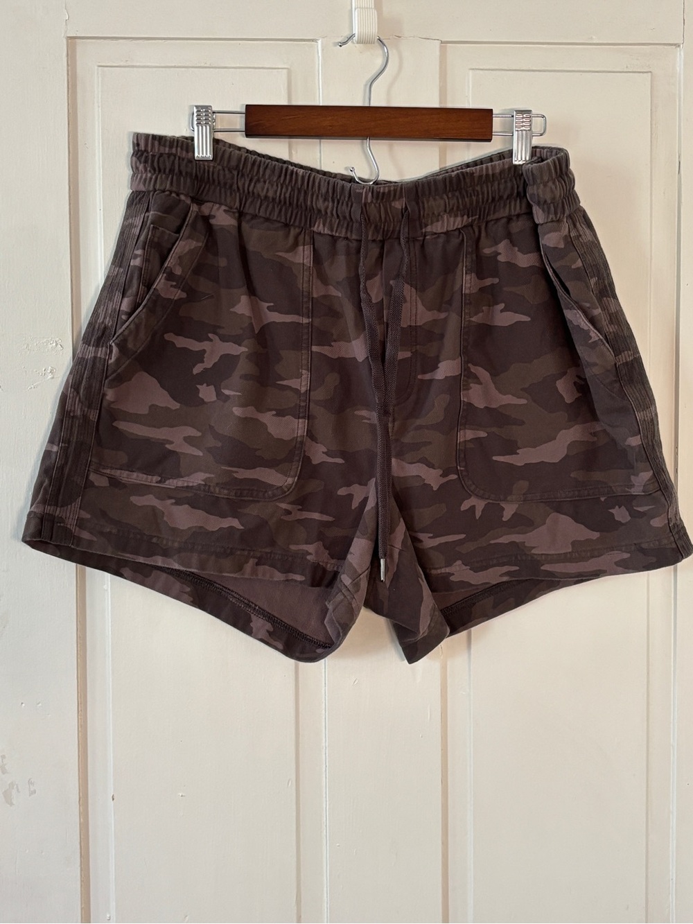 Athleta Farallon Camo Shorts Drawstring Waist Side and Back Pockets Cotton Blend